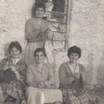 Από αριστερά: Σεμερτζίδου Δέσποινα, Γιαμουρίδου Παρθένα, Σεμερτζίδου Ασημένια, Γιαμουρίδου Αγάπη, Σεμερτζίδου Ευγενία